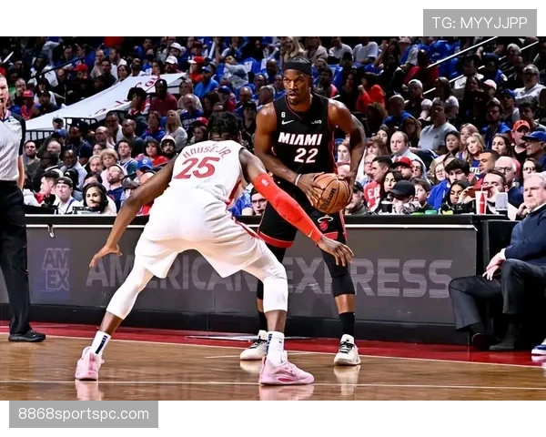 希罗转为无球跑位接球三分拉开防守缓解巴特勒压力